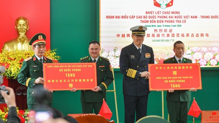 越中两国国防领导人访问茶古边防站