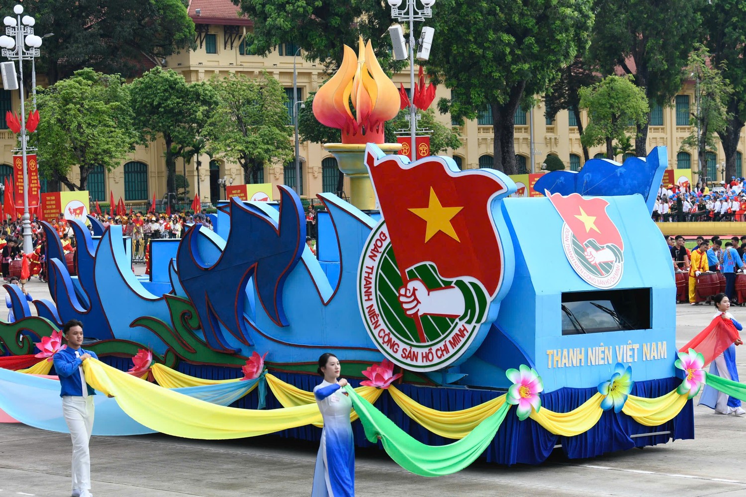 Dưới ngọn cờ vẻ vang của Đảng, được Bác Hồ kính yêu và các thế hệ cách mạng dìu dắt, tuổi trẻ nước ta đã viết nên nhiều trang sử đẹp bằng lý tưởng cao cả, tinh thần yêu nước và khát vọng cống hiến. (Ảnh: Báo Chính phủ)