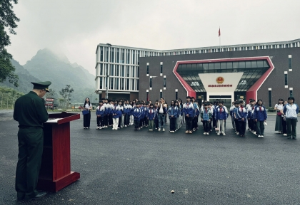 向高平省348名师生宣传越中陆地边界三项法律文件