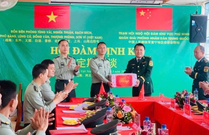 宣光省8个边防屯与中方会晤深化边境合作