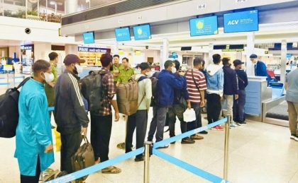 为因战争影响无法回国的外国人提供临时居留延期支持