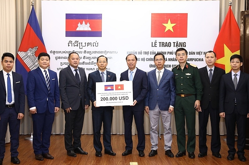 越南向柬埔寨政府和人民捐赠的20万美元防疫援助资金。