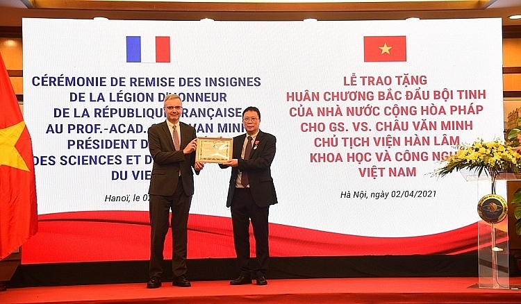 代表法国政府，法国驻越南大使尼古拉斯•沃纳里（Nicolas Warnery）向越南科技翰林院院长周文明教授、院士授予法国荣誉军团勋章。
