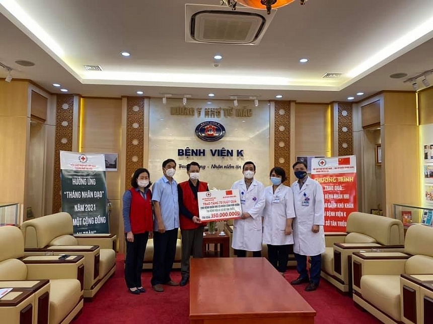 中国驻越大使馆为新潮癌症医院的贫困儿童患者支付住院费用