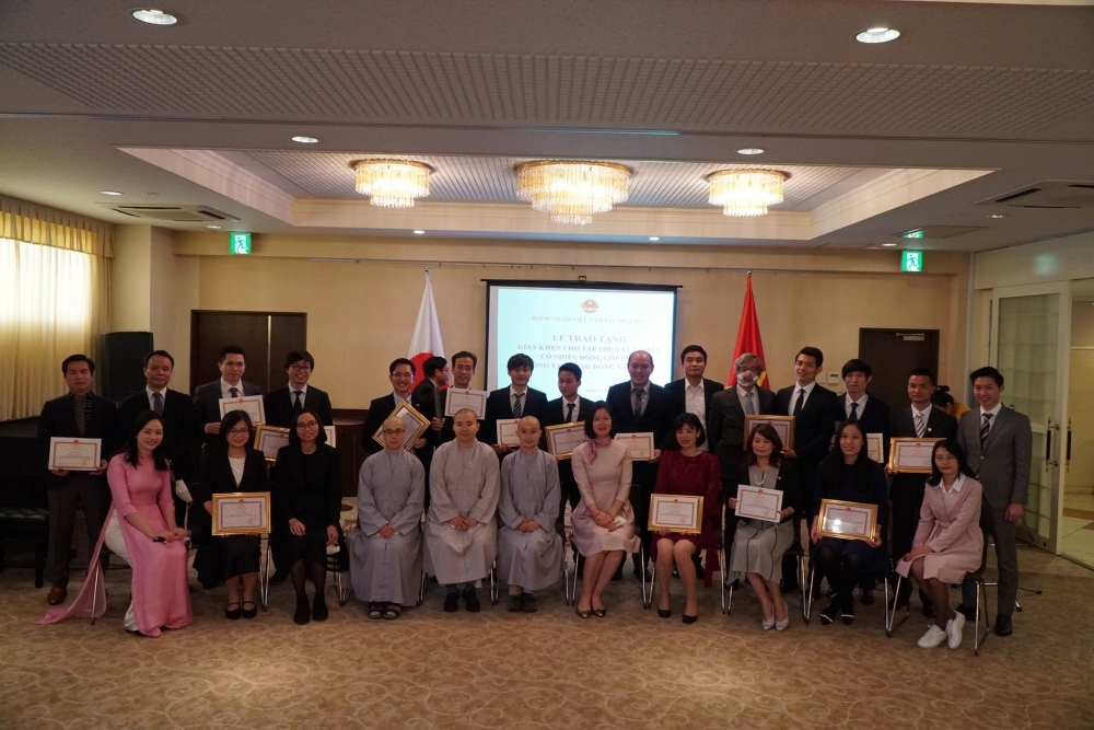 向援助旅居日本越南人群应对疫情的17个日本组织和个人授予奖状