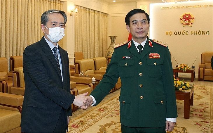 潘文江上将（右）与中国驻越大使熊波（左）。（图：边防报）
