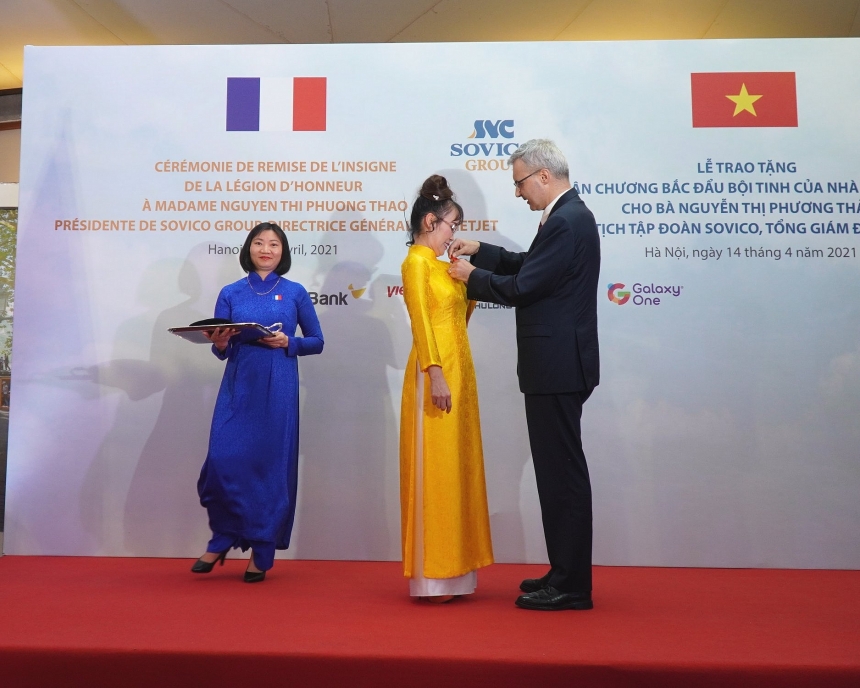法国驻越南大使尼古拉斯·沃纳里向越南Sovico集团董事长、越捷总经理阮氏芳草给予法国国家荣誉军团骑士勋章。