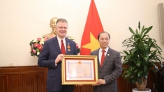 美国驻越大使丹尼尔•克里滕布林克荣获友谊勋章