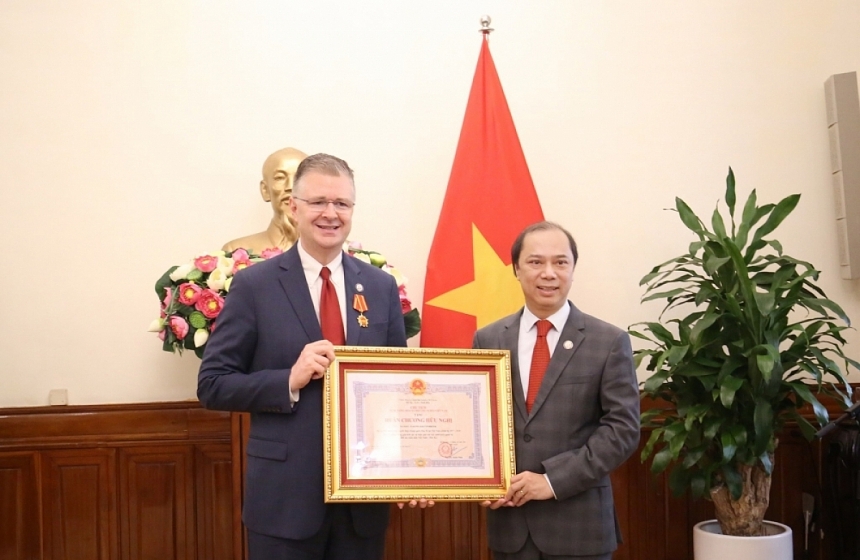 美国驻越大使丹尼尔•克里滕布林克荣获友谊勋章