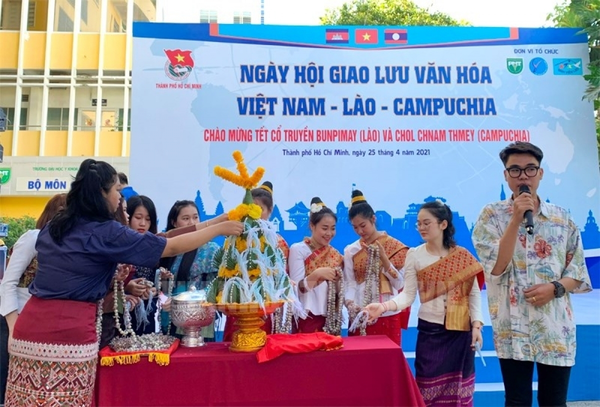 越老柬三国文化交流活动吸引三国数百名大学生参加（图：胡志明市党委）