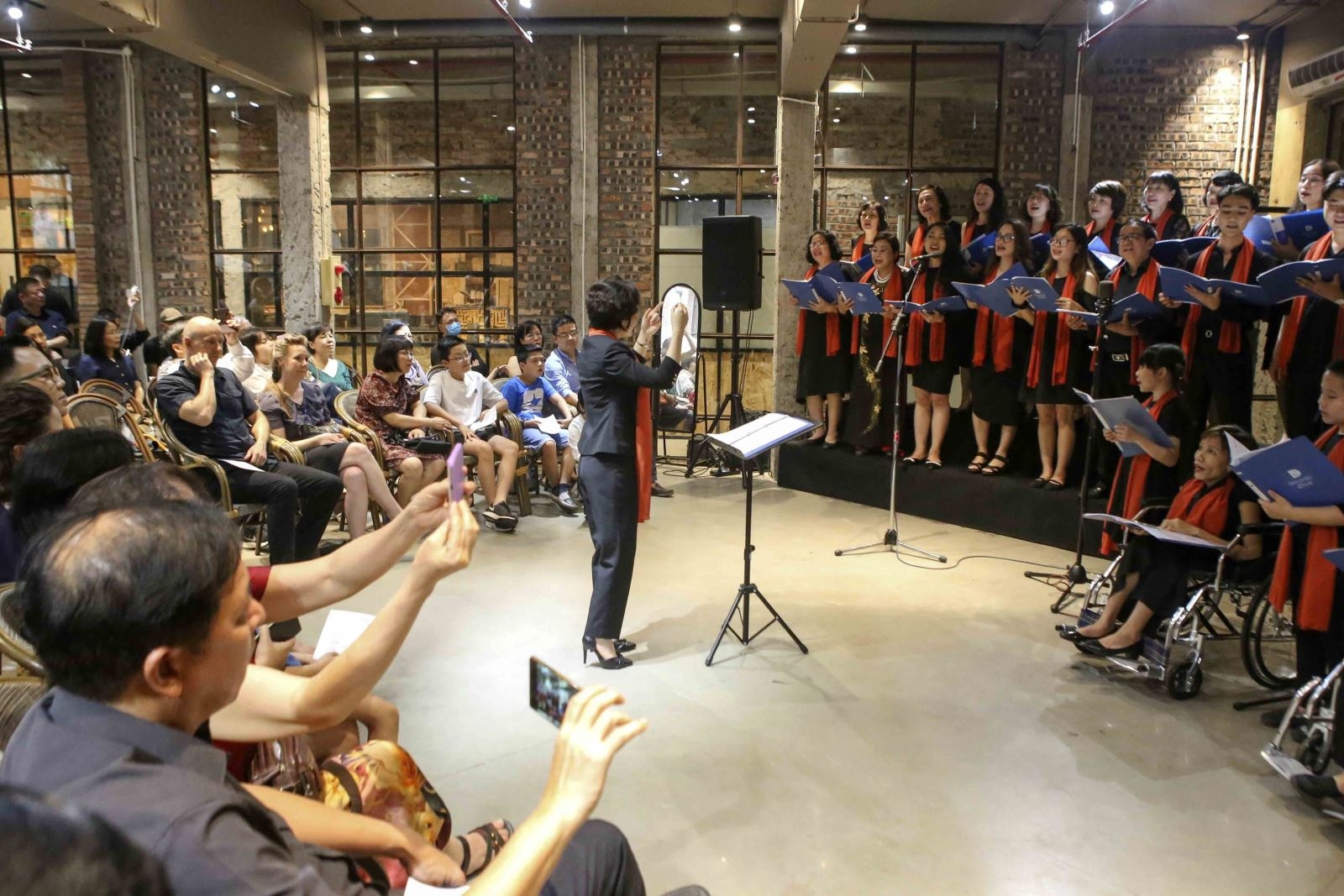 Bản in : 120名跨国艺术家共同参加“致力打造宜居的河内”文艺演出活动的合唱团 | Vietnam+ (VietnamPlus)