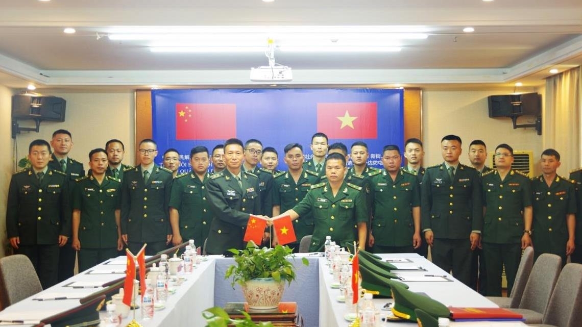 河江边防部队与中国富宁边防站举行会谈