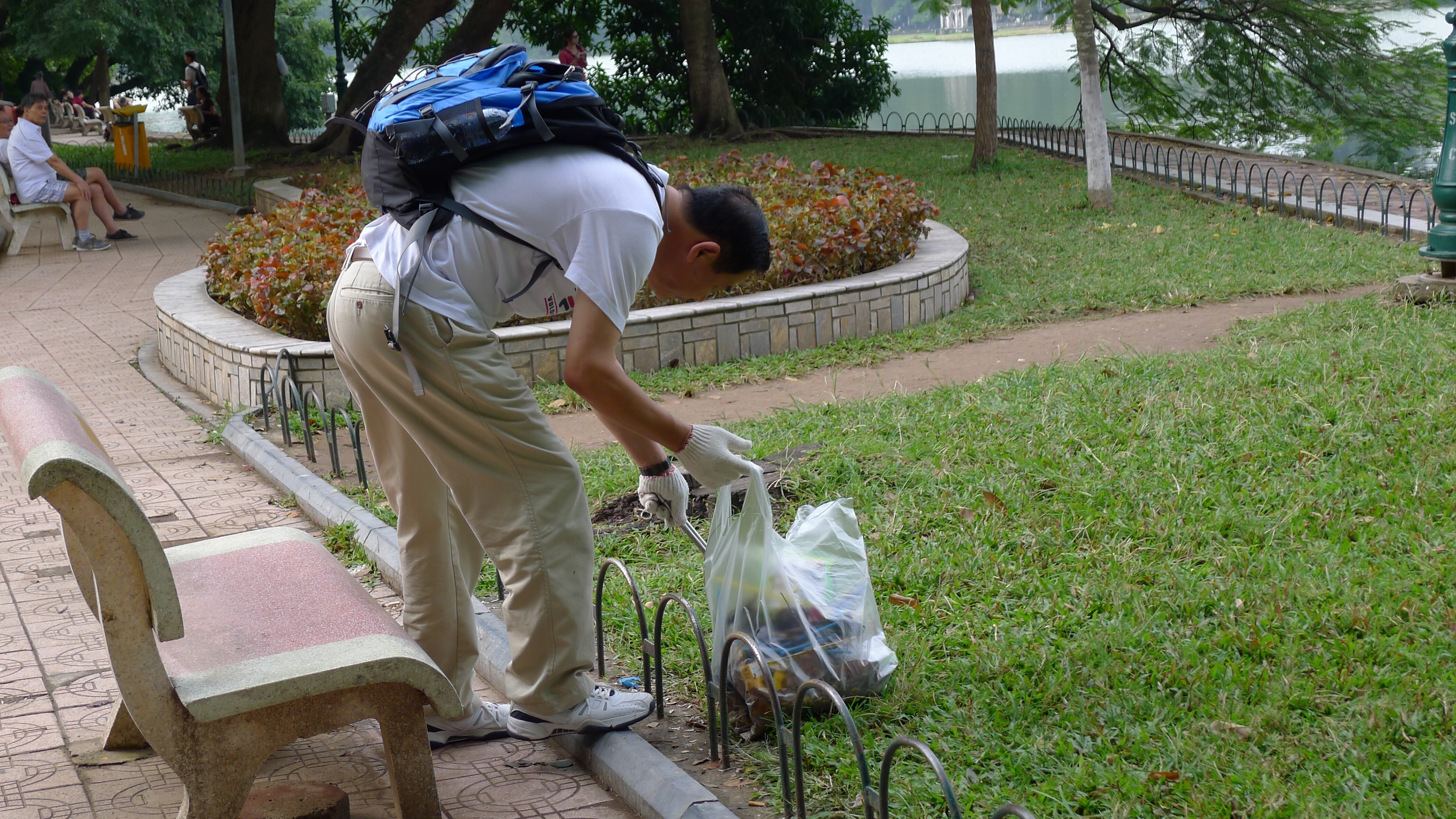 在还剑湖捡垃圾10多年的日本人：将返回越南继续为环保努力