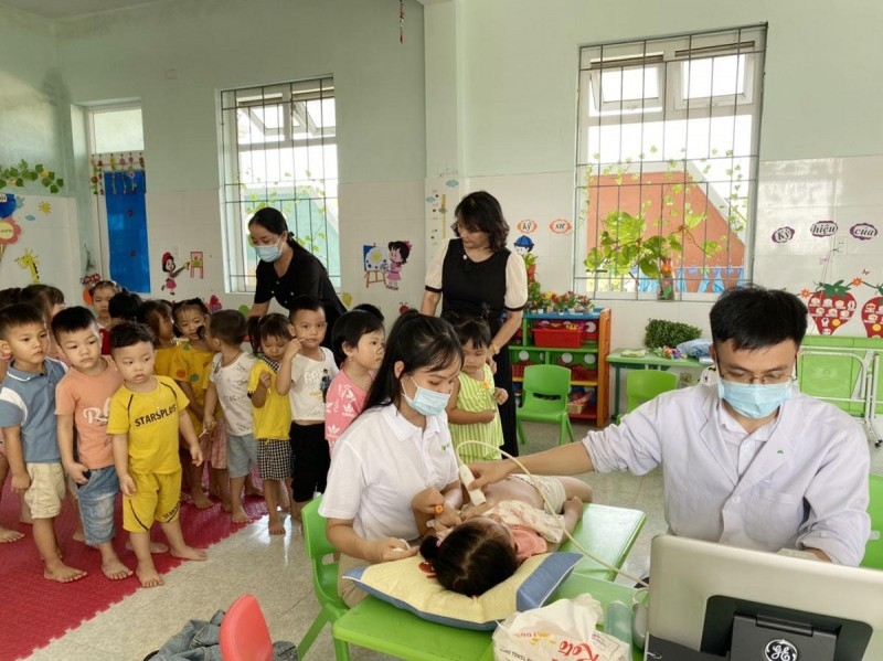 广平省的困难儿童接受VCF的免费体检和心脏手术