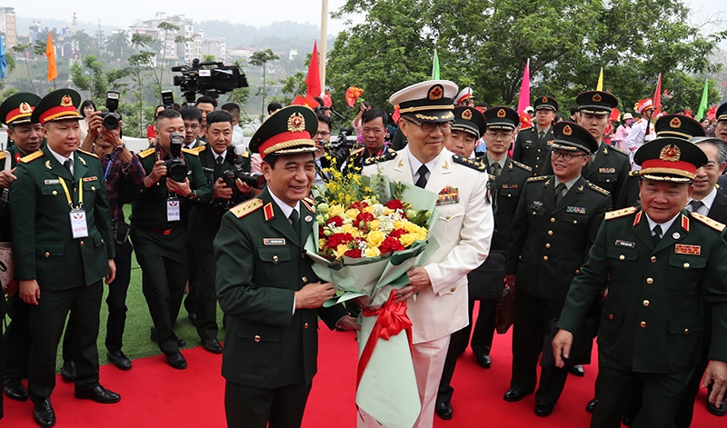 越南国防部长潘文江大将向中国国防部部长董军上将送花