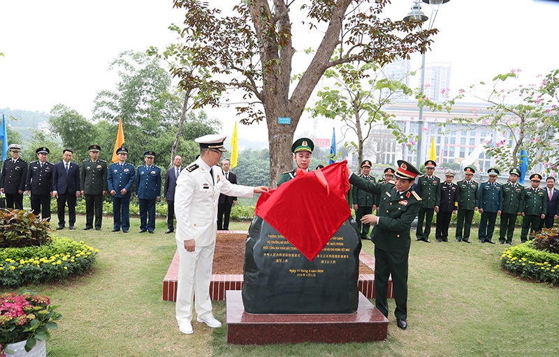 潘文江部长与董军部长在老街国际口岸共植越中边境友谊树