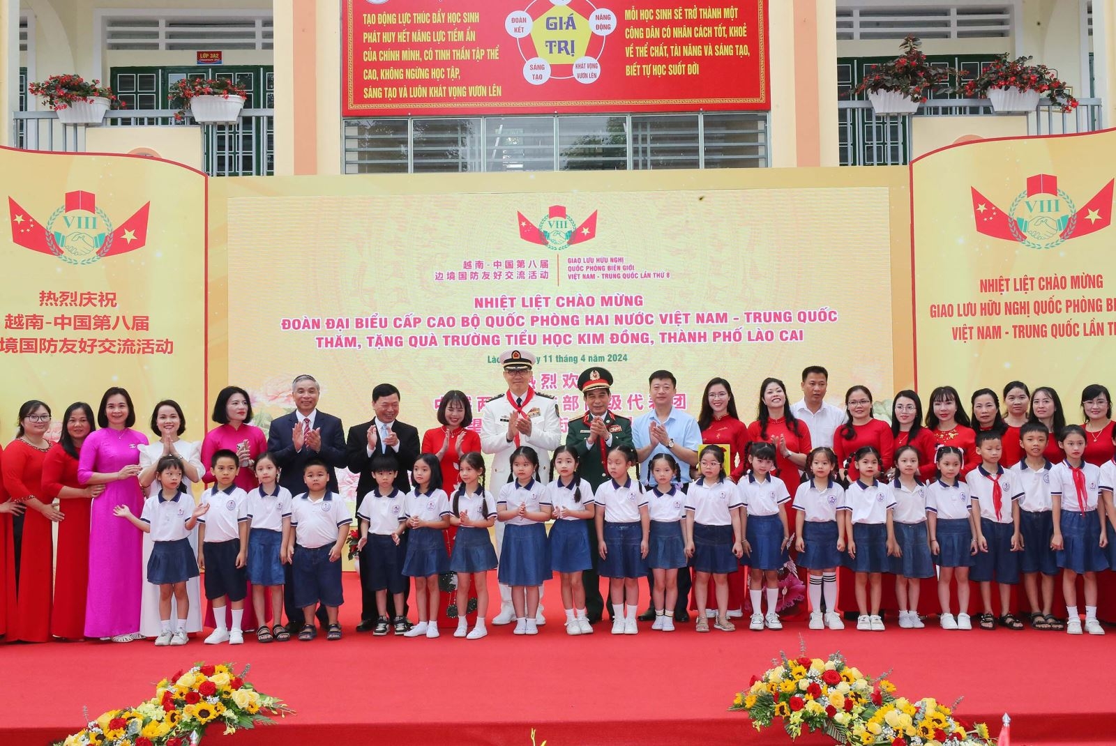 越中两国国防代表团探访金童小学