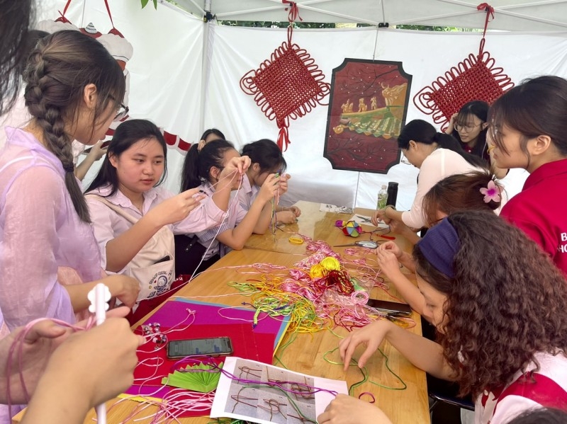 学生体验中国文化。