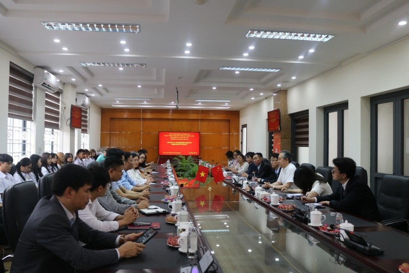 老街学院领导与中国驻越南大使熊波举行了工作会议
