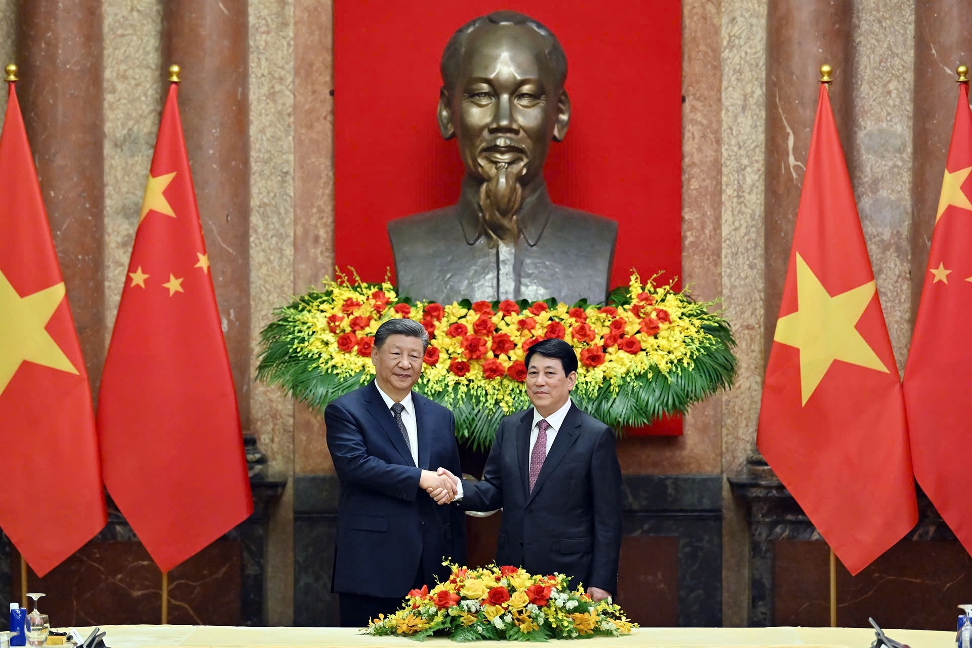 越南国家主席梁强与中共中央总书记、中国国家主席习近平举行会谈