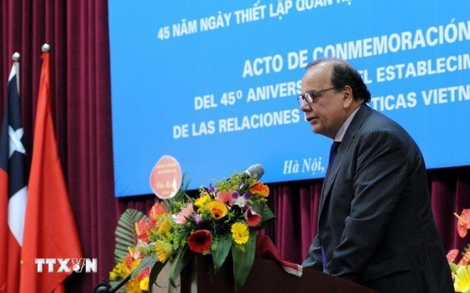 Ông Claudio De Negri phát biểu trong một sự kiện tại Hà Nội khi là Đại sứ đặc mệnh toàn quyền Chile tại Việt Nam. (Ảnh: TTXVN)