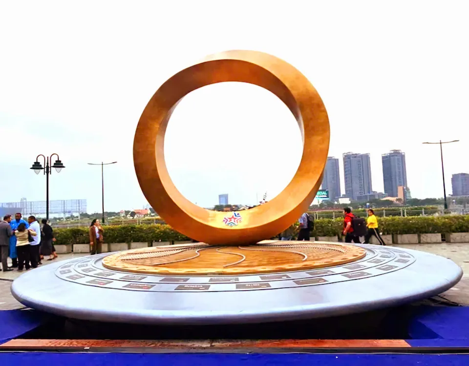 胡志明市落成国际友谊标志
