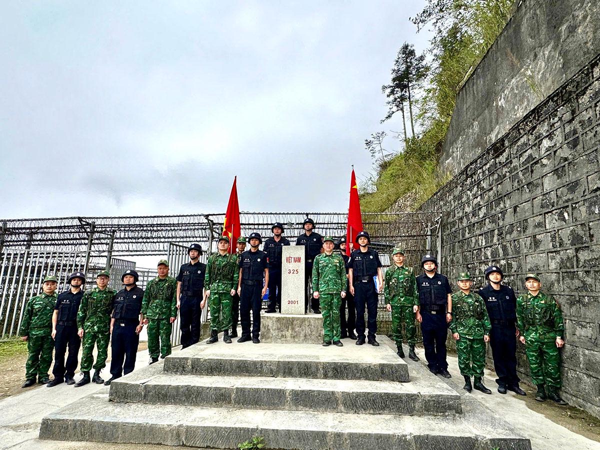 Bộ đội Biên phòng tỉnh Tuyên Quang thực hiện nghi thức ngoại giao với lực lượng quản lý biên giới Trung Quốc. Ảnh: Hoàng Tâm.