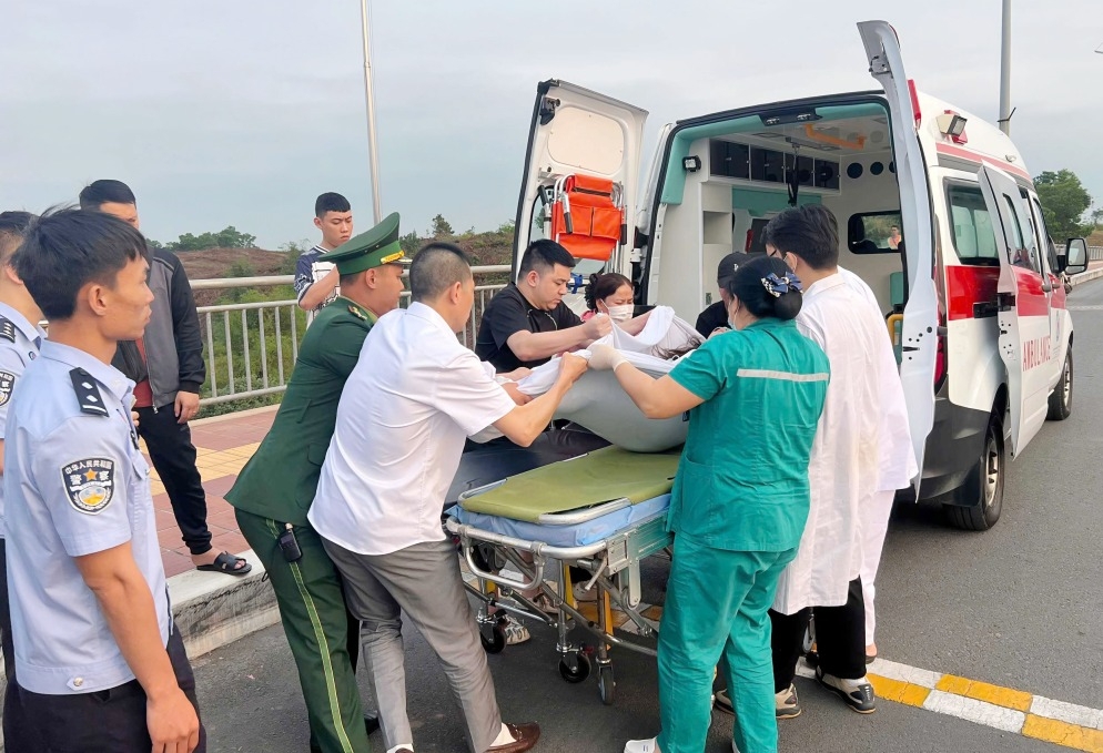 开通“绿色通道”护送危重患者赴中国紧急救治