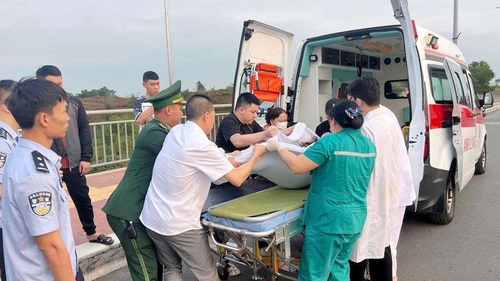 开通“绿色通道”护送危重患者赴中国紧急救治