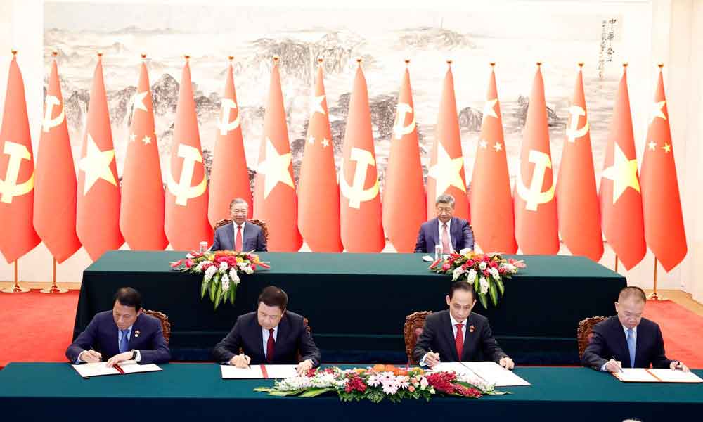越共中央总书记、国家主席苏林访华期间越中签署32项合作文件
