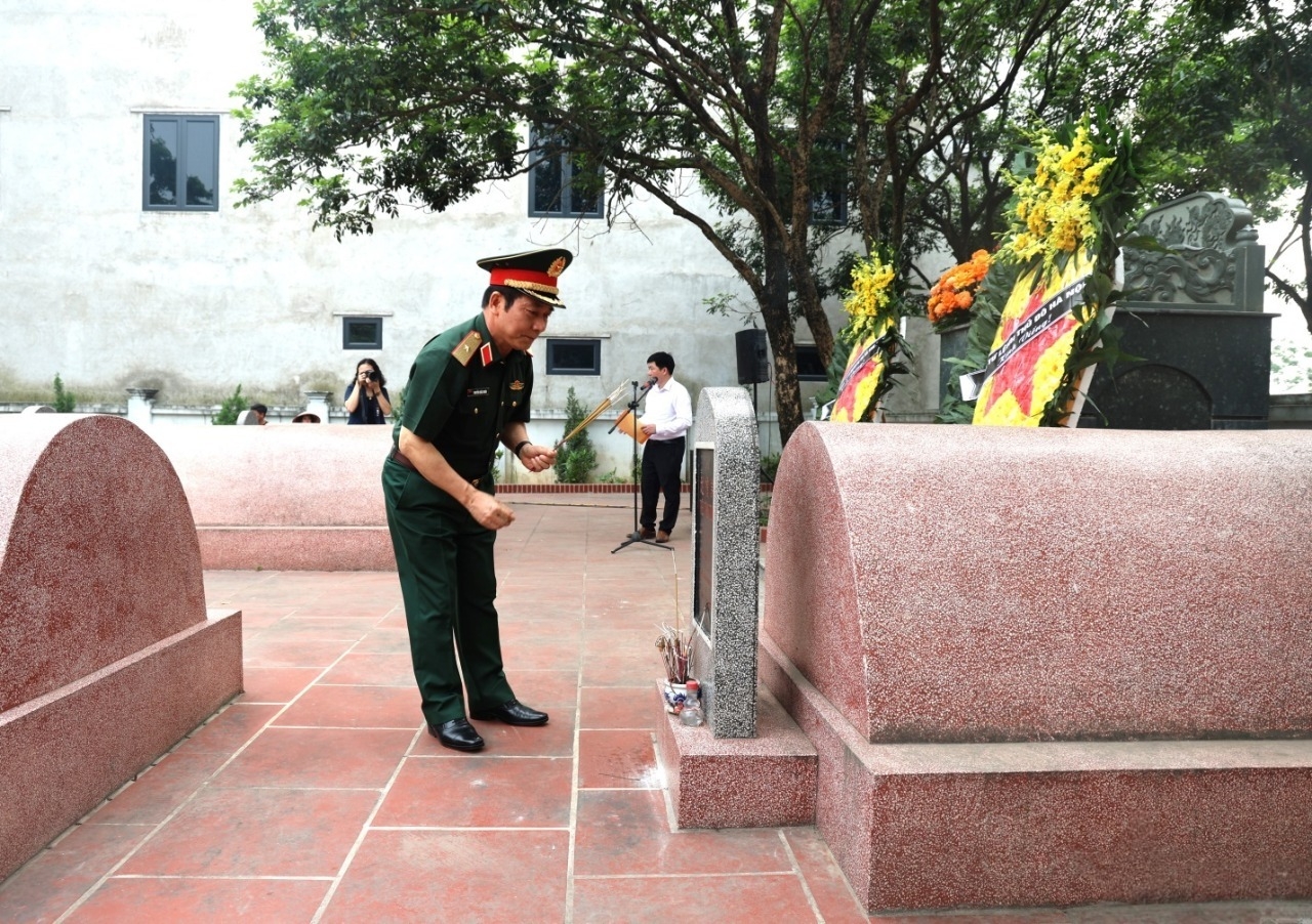 在河内市金英社中国军人和专家烈士陵园举行敬献花圈、焚香悼念活动