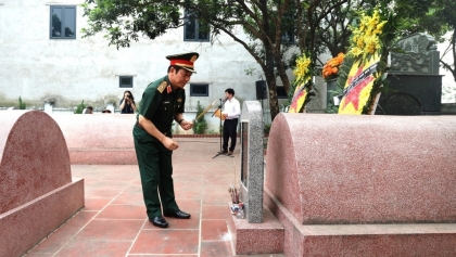 在河内市金英社中国军人和专家烈士陵园举行敬献花圈、焚香悼念活动