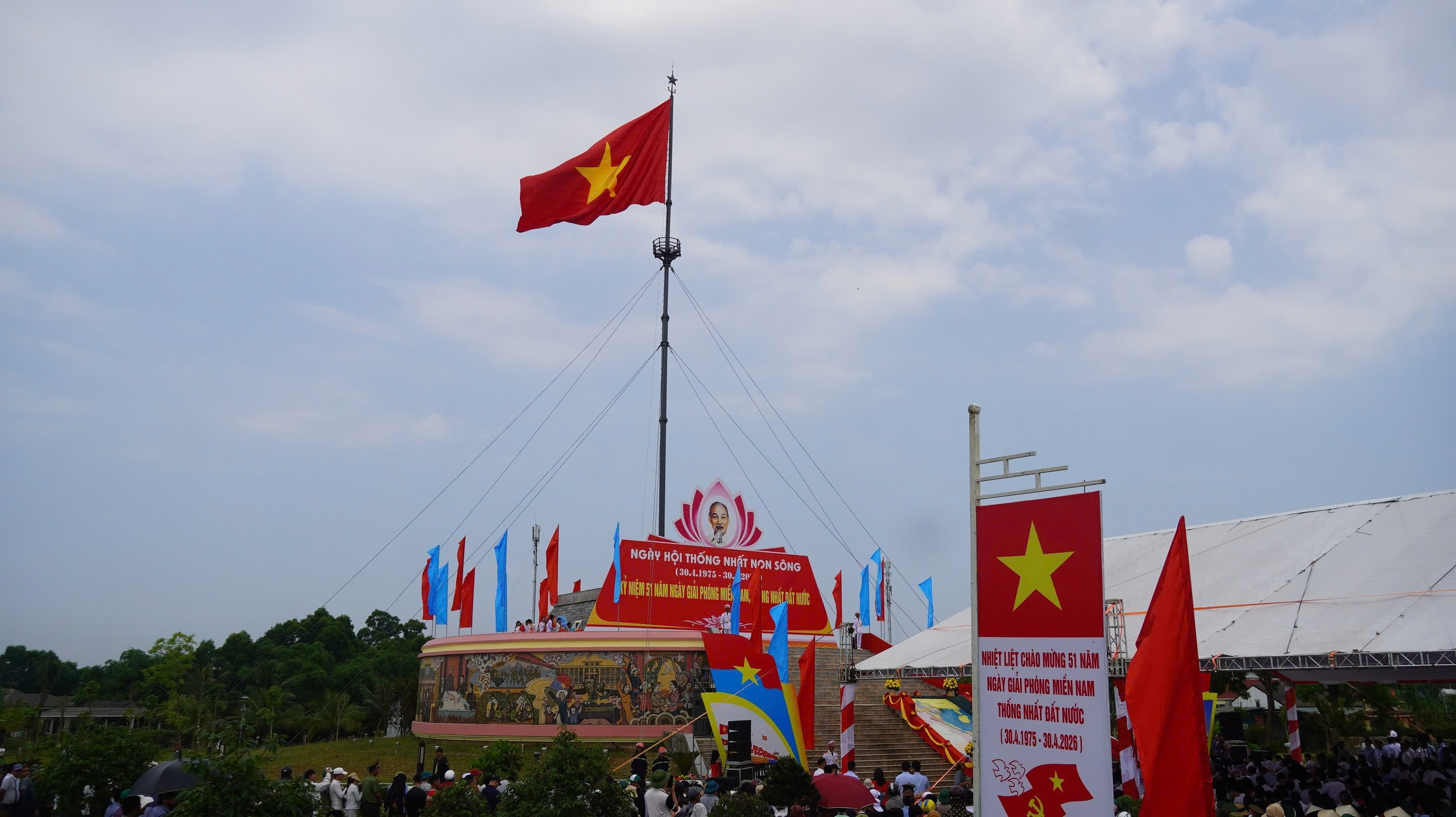 越共中央总书记、国家主席苏林出席2026年广治省"统一江山"升旗仪式