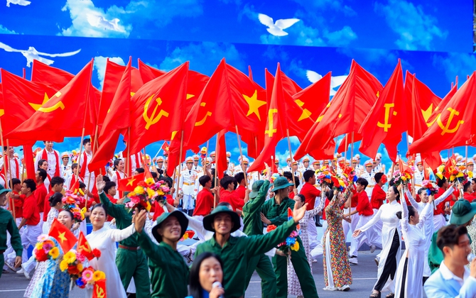 越南南方解放、国家统一50周年的国家级阅兵游行活动在胡志明市隆重举行