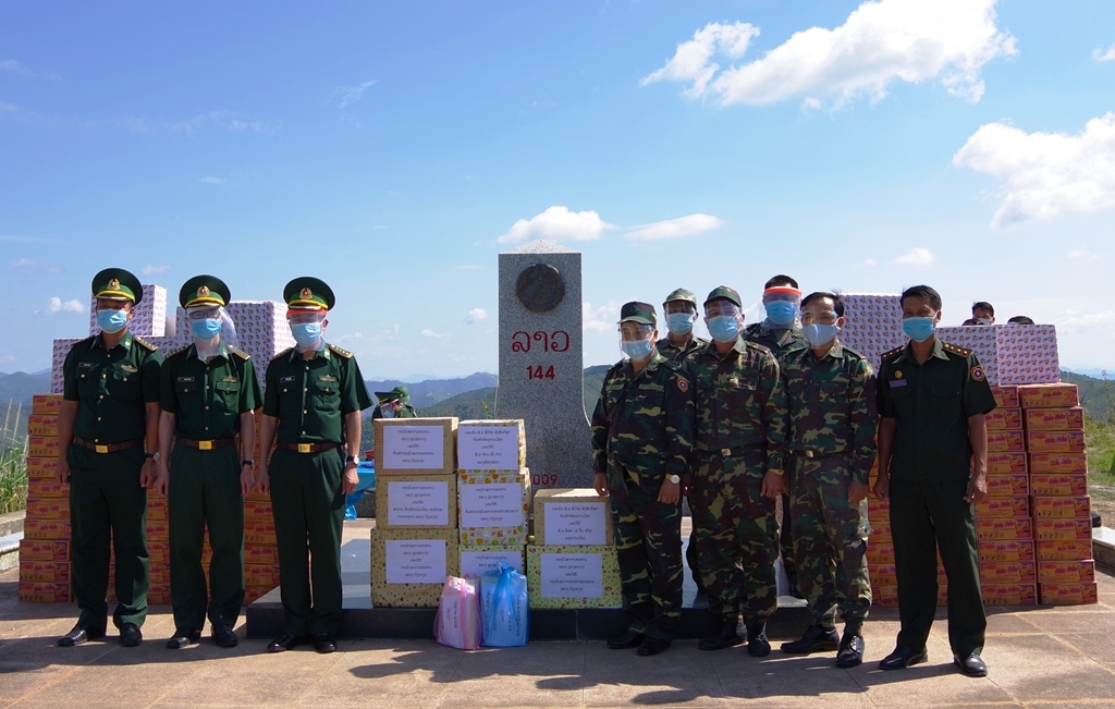 河静、山罗、奠边省边防部队向老挝赠送防疫物资