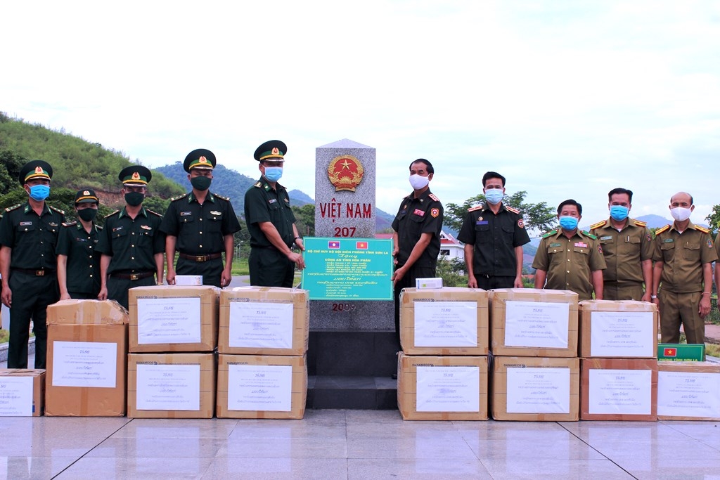 河静、山罗、奠边省边防部队向老挝赠送防疫物资