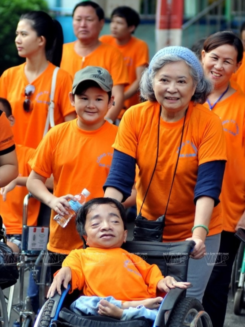 陈素娥女士在胡志明市与橙毒剂受害者步行。