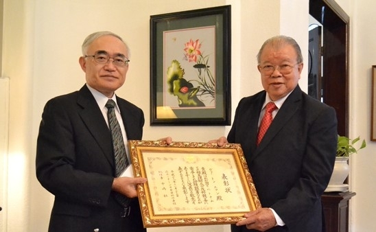 2019年，外务大臣向武松春教授授予日本外务省优异奖，旨在表彰他为增进日越两国间的相互了解而做出的努力。