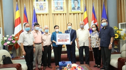 越南-柬埔寨友好协会向柬埔寨人民提供5亿越盾的防疫援助