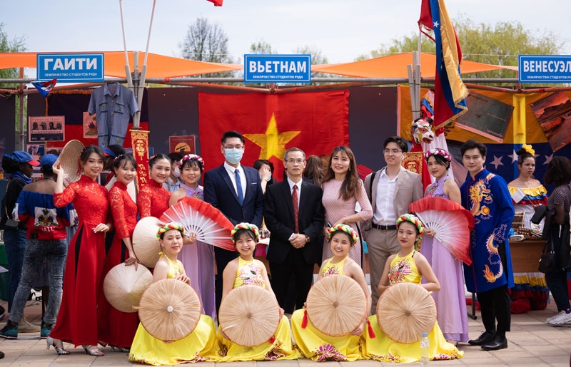越南大学生在俄罗斯推介越南风土人情