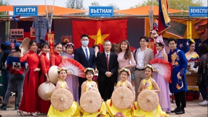 越南大学生在俄罗斯推介越南风土人情