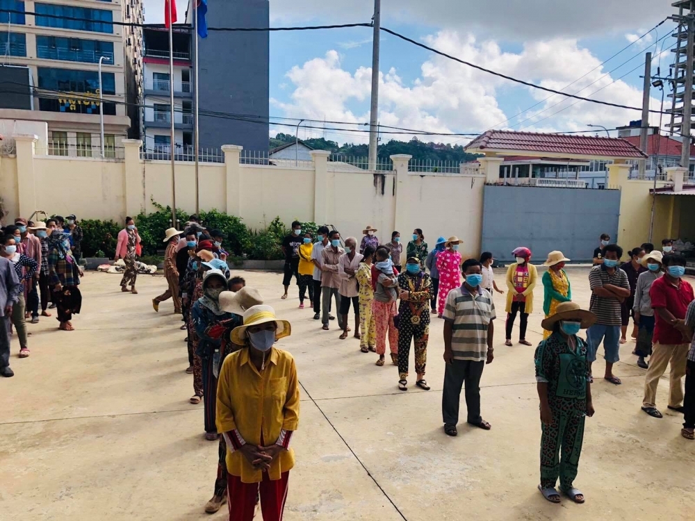 越南同胞在越南驻柬埔寨西哈努克省总领事馆排行等着收救济品。