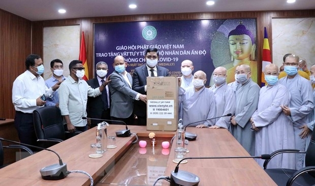 越南佛教教会向印度政府和人民赠送医疗物资。（图：越通社）