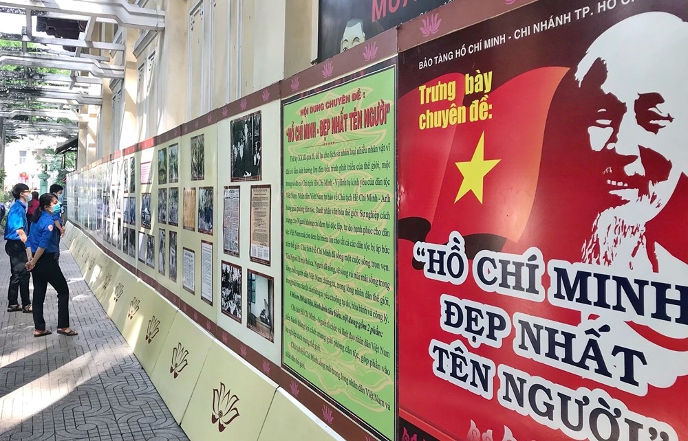 Bản in : 胡志明主席诞辰131周年：“胡志明-最美的名字”图片展在胡志明市举行 | Vietnam+ (VietnamPlus)