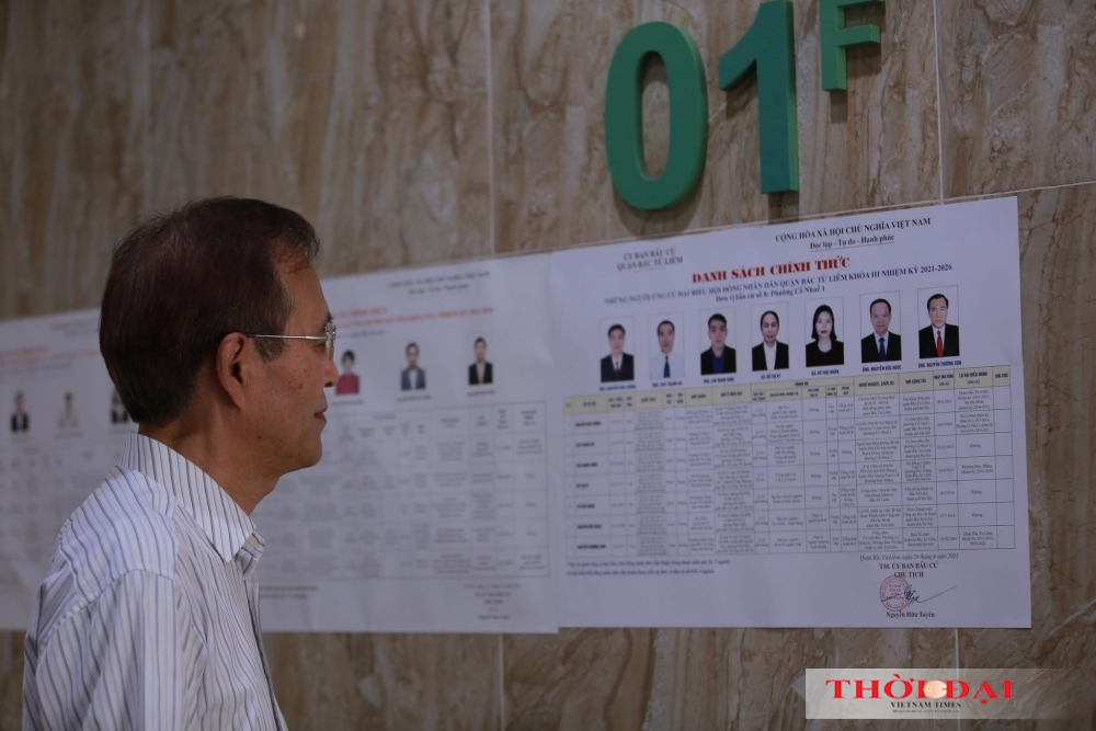 Lee Gwi Soo在居住地看候选人名单。