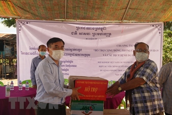 协助在柬埔寨磅清扬越南人防控新冠肺炎疫情和基孔肯雅热疫情