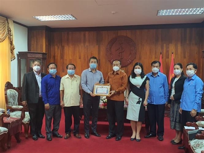 胡志明共青团中央委员会和陈越俊先生一家向老挝捐赠防疫物资。