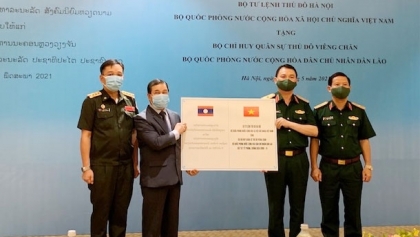 河内首都司令部向老挝提供防疫物资援助