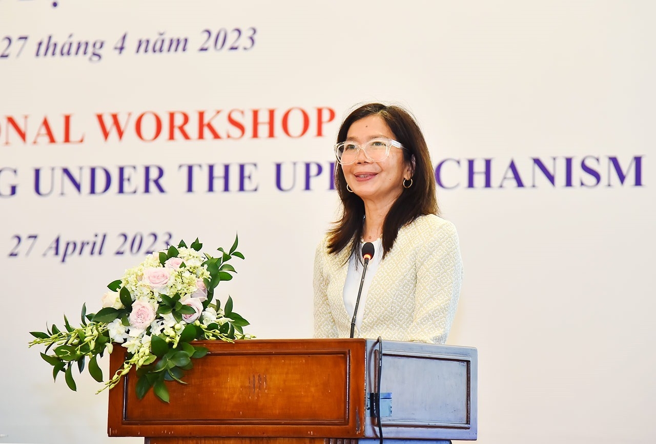联合国驻越南协调员宝琳·塔梅西斯（Pauline Tamesis）在研讨会上发表讲话。