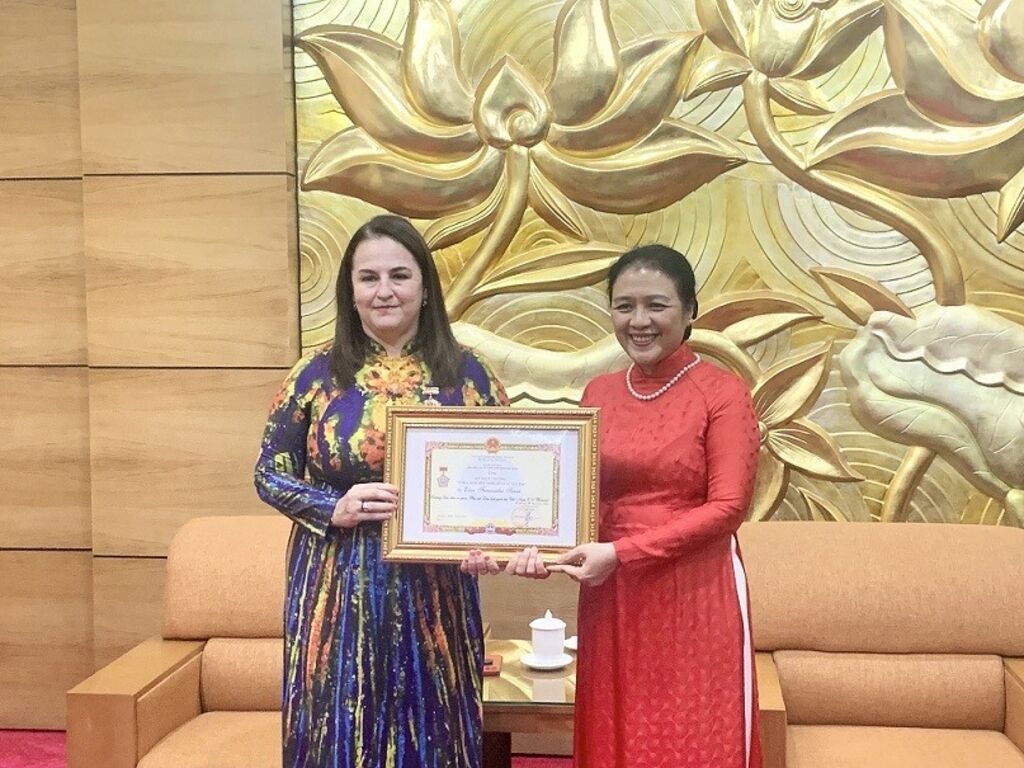 Bản in : 联合国妇女署驻越南代表荣获“致力于各民族和平与友谊”纪念章 | Vietnam+ (VietnamPlus)